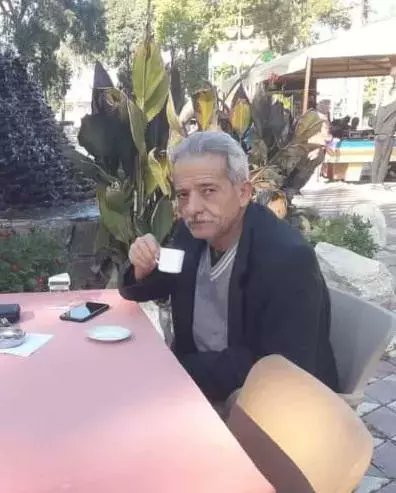 Çakmak Zafer Olcay.. 57 yaşında.. Osmaniye Kadirli'de bir evin ikinci kat dış cephesinde boya yaparken elindeki fırçanın metal sapının yüksek gerilim hattına değmesi sonucu elektrik akımına kapıarak hayatını kaybetti..