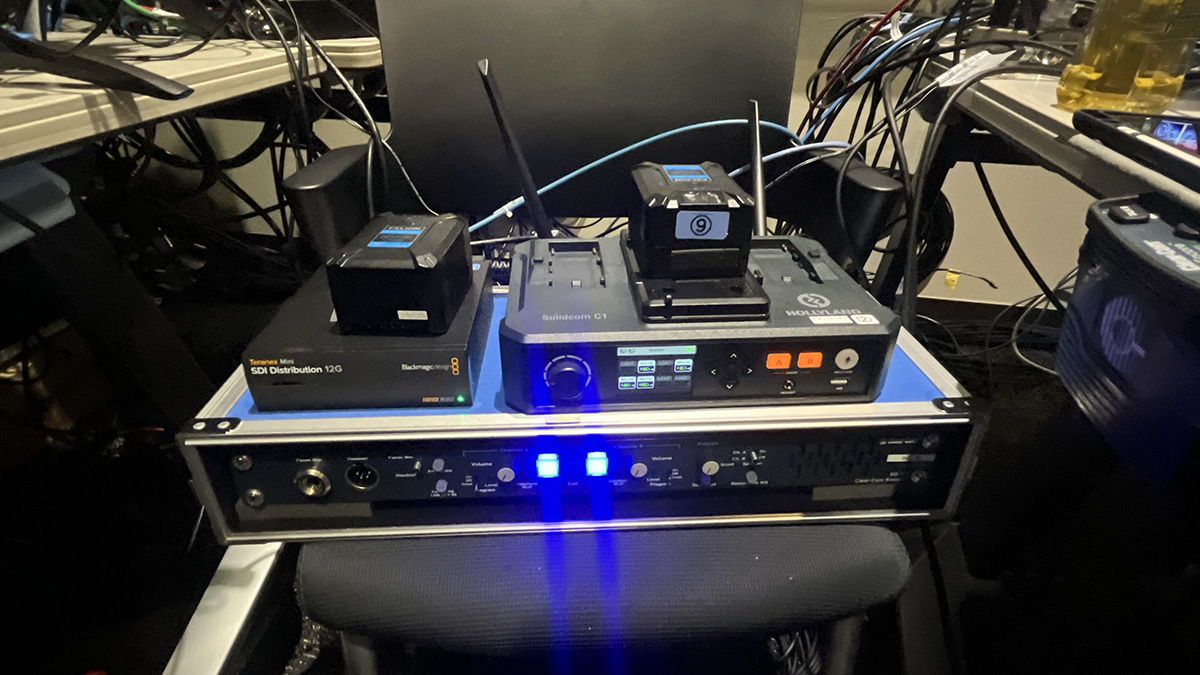 Full_Score_8K's tweet photo. #配信現場 での話です。
撮影フロア、実況解説席、映像卓が別部屋で距離がある場合、映像卓側のスタッフは有線の #ClearCom を使用、それ以外は無線の #SolidcomC1 を使用しています。ClearComとC1はそれぞれベースステーションとHUBを繋げて互いに話せるようにしています。
無線のC1を狭いエリアで使用すると繋がりにくくなることがあるので、その場から動かないスタッフが多い映像卓を有線にしています。
#インカム
#インターカム
#インターコミュニケーションシステム
#相互につながるコミュニケーション装置