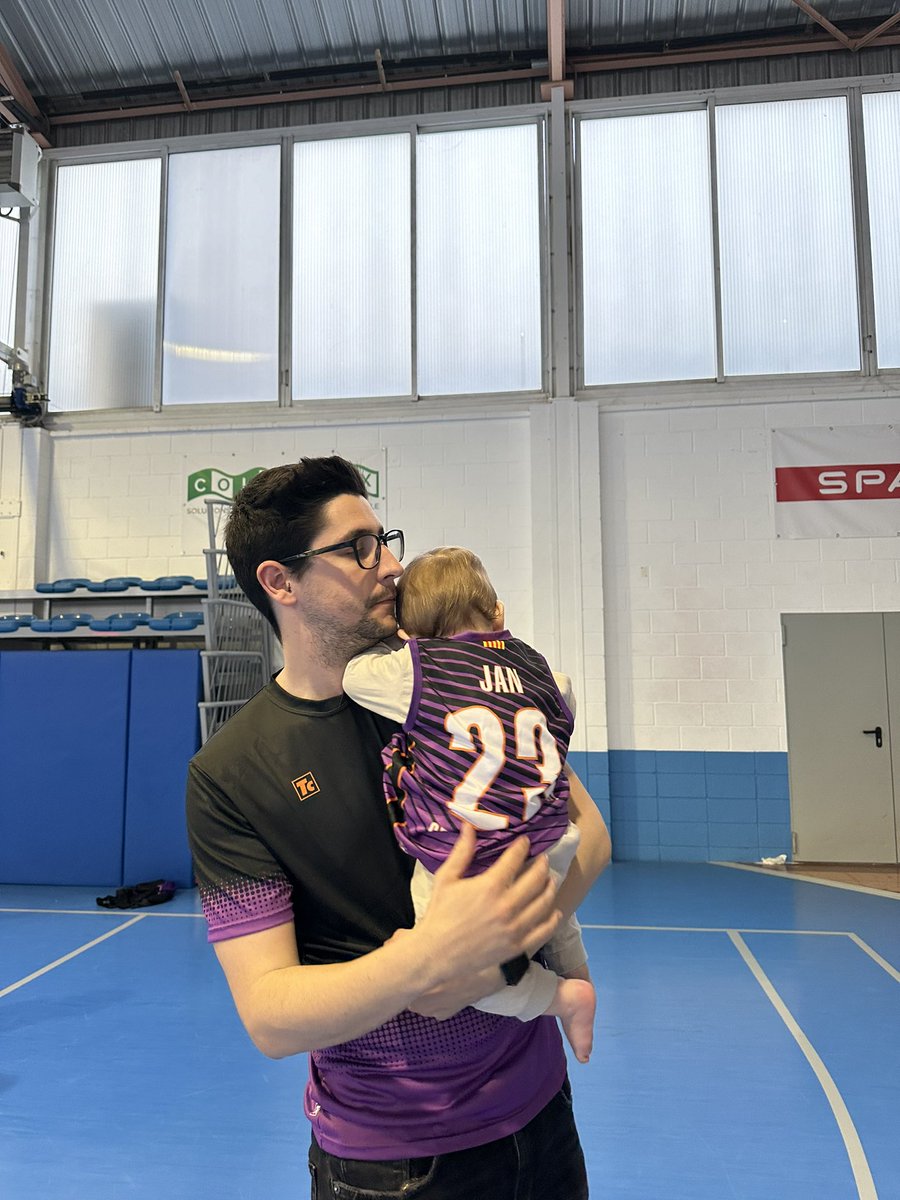cbsantgregori's tweet image. De la família lila i negre des de ben petits!😍

Som-hi!💜🖤

#CBSantGregori #bàsquet #caliu #valldellemena #invertirenelterritori #invertirenelpresent #cbsantgregorivalldellemena #invertirenelpresentpergarantirunfuturbrillant #somlilainegre