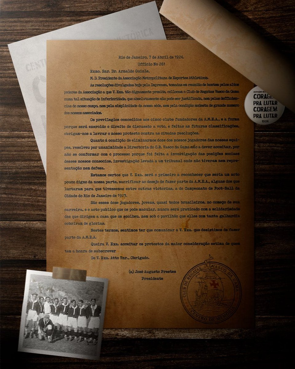 Noitedecopa's tweet photo. HÁ 100 ANOS O VASCO DAVA A RESPOSTA HISTÓRICA! ✊🏿

Resistindo ao sistema, que queria impor a retirada dos seus 12 atletas negros, o presidente José Augusto Prestes redigiu um documento que desistia de fazer parte da nova liga do Campeonato Carioca.

Um ato heroico de resistência e luta contra o preconceito e o racismo. Viva José Augusto, viva ao Vasco Da Gama. ✊🏿💢