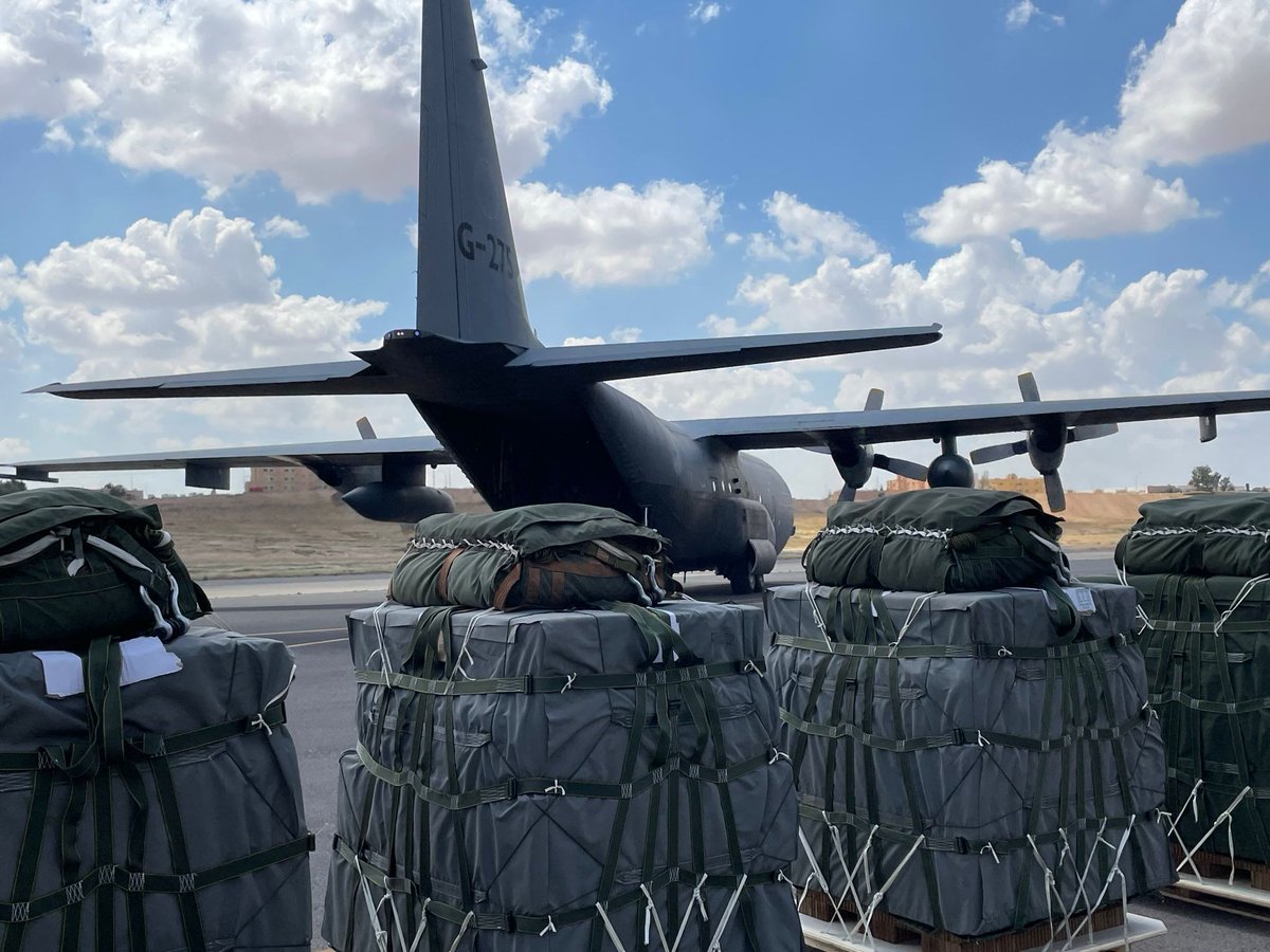 Een C-130-transportvliegtuig van de @Kon_Luchtmacht heeft zojuist opnieuw #voedselpakketten gedropt boven Gaza. @Defensie blijft zich samen met internationale partners inzetten voor meer humanitaire hulp aan de bevolking van #Gaza.