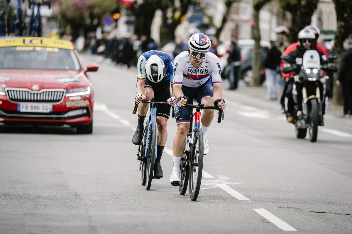 🇫🇷 #ParisRoubaix 👊 @RajovicDusan is back to the front of the race. #RideAsOne 📸 A.S.O./Pauline Ballet