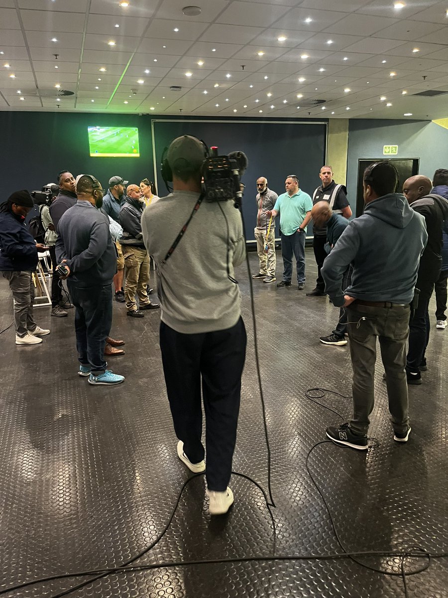 Deliberation over whether or not the match between Cape Town City & Amazulu will go on. Terrible weather conditions in Cape Town with the wind being particularly problematic. #DStvPrem #CapeTown #SSFootball #SSDiski