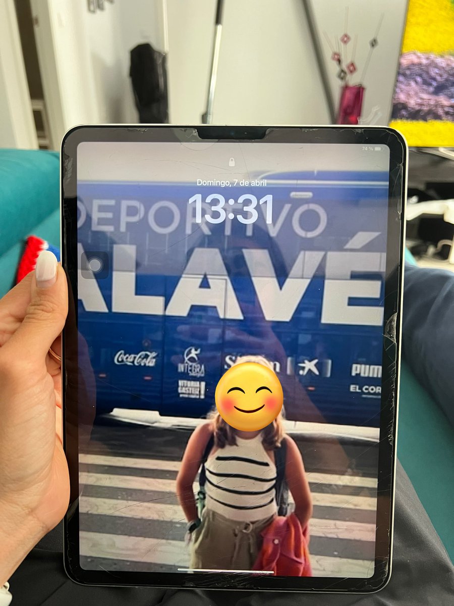 SE BUSCA ‼️

➡️ iPad de Elena

Fan del @Alaves 
Encontrado en un avión RYANAIR en Bruselas. 
Difusión para encontrar a la dueña 🙏🏼