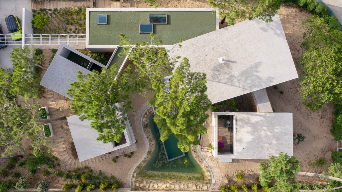 This home was placed to fill a gap between the protected trees in Portuguese national park:
dezeen.com/2023/02/22/ate…