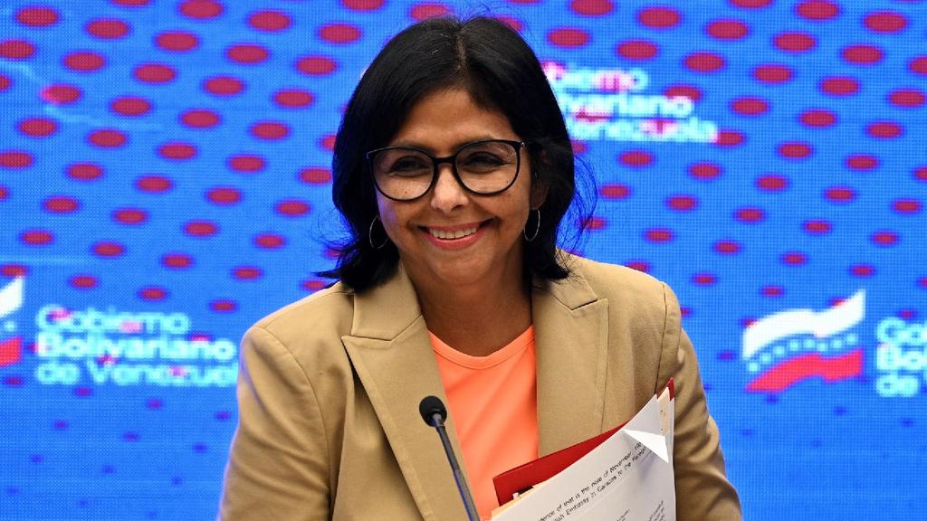 La vicepresidenta de Venezuela Delcy Rodríguez, arribó a Países Bajos, para presentar este lunes 8 de abril ante la Corte Internacional de Justicia (CIJ) de la Haya, “la verdad histórica” de la nación bolivariana sobre la disputa territorial.
#PRELEMI
#7abril
#VenezuelaSocialista