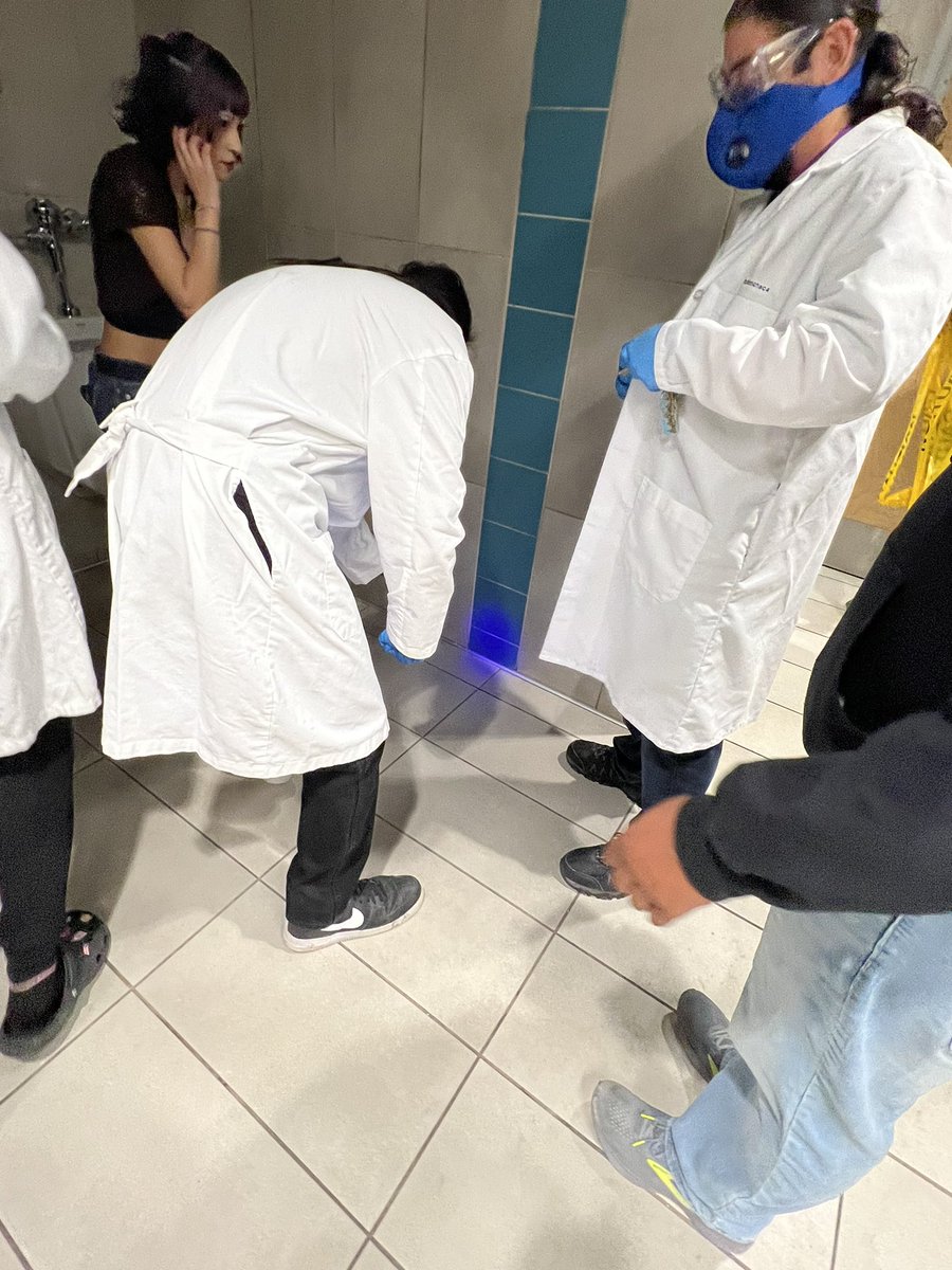 Proud AP moment: Our forensic team put their criminal investigation skills into action. Kudos to Mr. Menchaca for providing our students with memorable, hands-on learning opportunities. 🕵️‍♂️🔍🕵🏻‍♀️🔦🧤👣🥽 @SAISDBrackHS 🦅💜@SAISD @SAISD_Science
