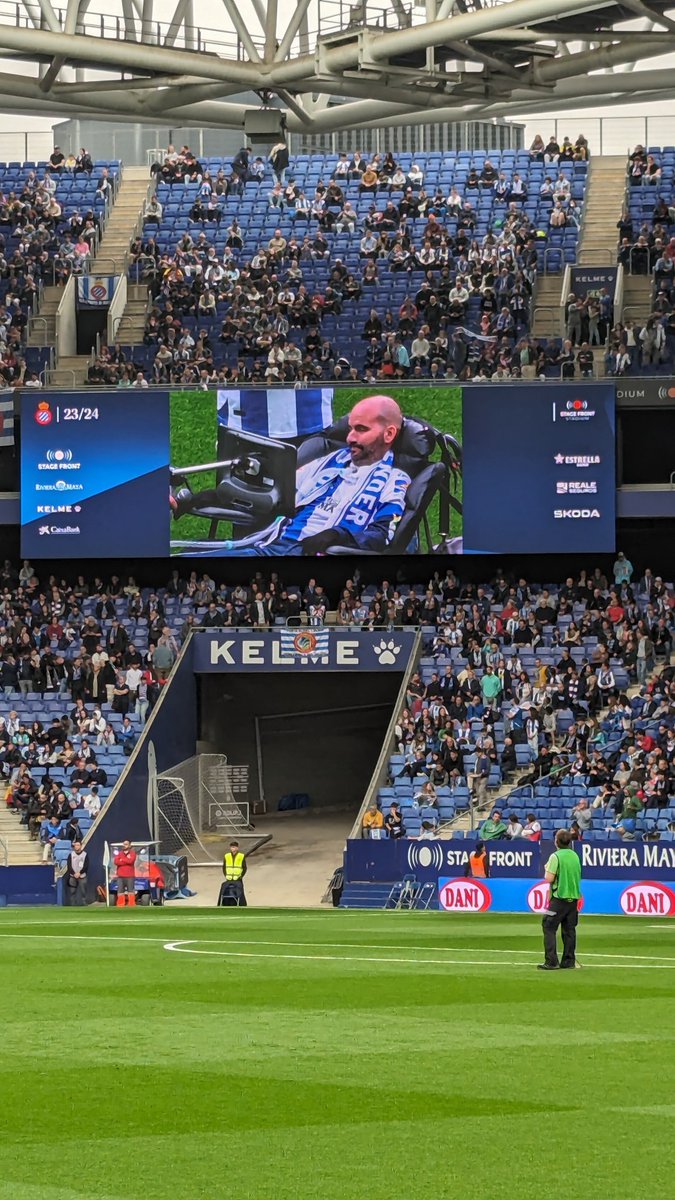 Bonito homenaje del @RCDEspanyol al perico @pons_sabate ¡Ley ELA YA! 👆🏻💚 Y de paso a primera vamosss!!!