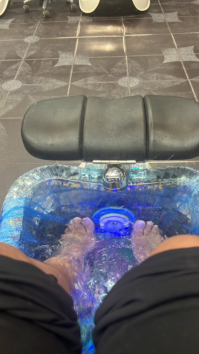 I REALLY hate the way everyone turns and stares at you when you walk into a Nail Salon. Anyone else? 🫤😑#awkward #stopstaringatme #cringy introvertissues #socialanxiety