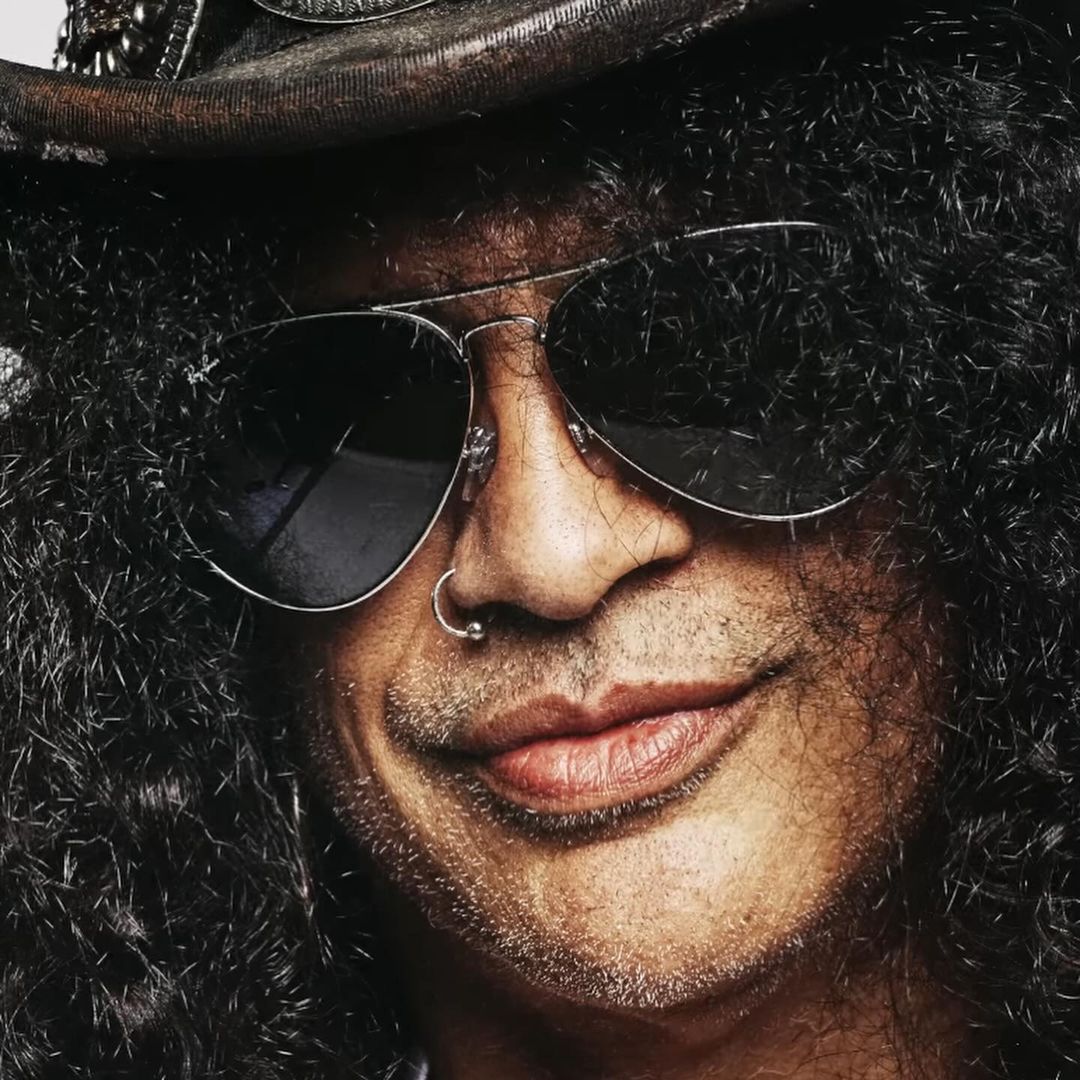 smkcmyantidote's tweet photo. 🇺🇲Today is  #SlashSunday 
day to appreciate this incredible musician and guitarist, the guy who puts his feelings and soul into his solos 
have a great slash sunday guys hahaha 

• Photo By: Ross Halfin •

@Slash
#SMKC #Slash #SaulHudson #guitarrist #gibson https://t.co/E8zTEscHQ0