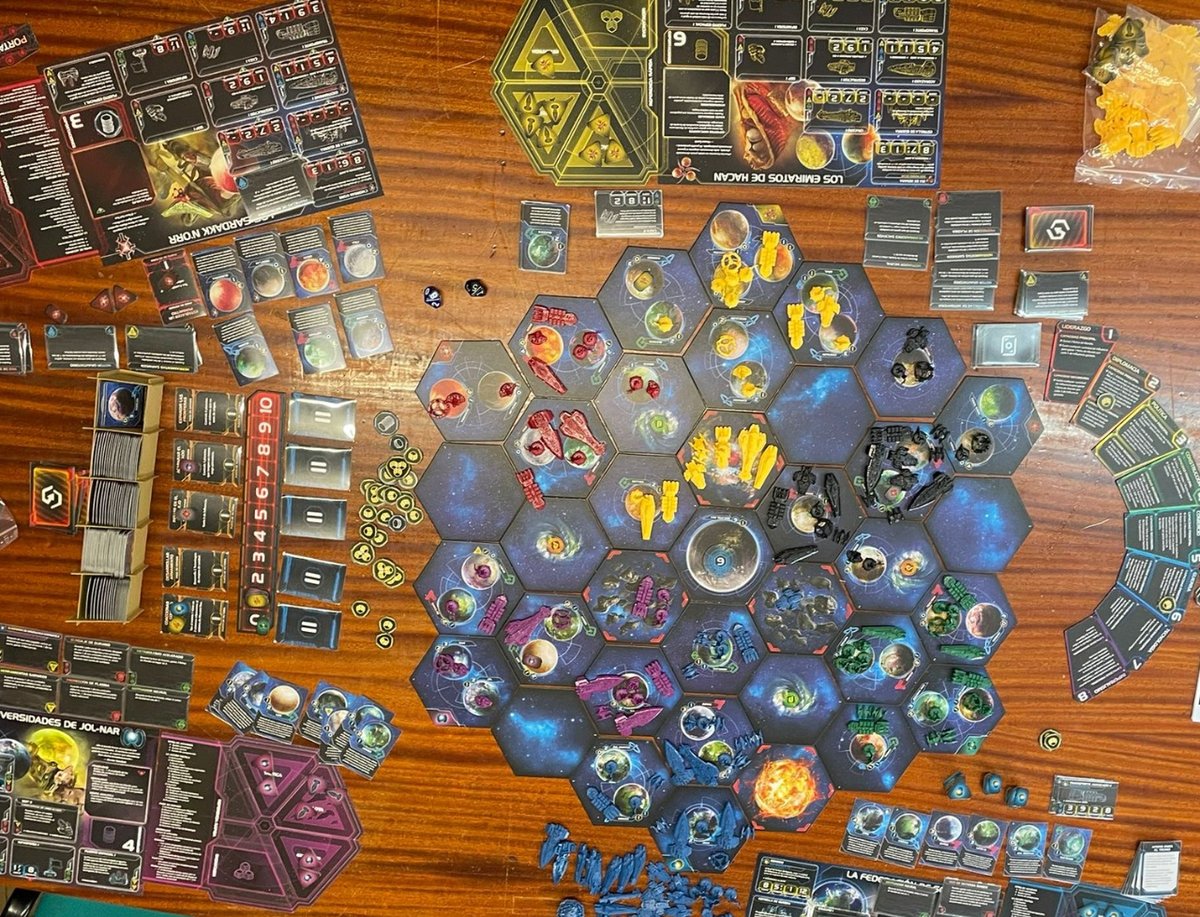 Diuen que és un joc molt llarg, però mai se m’han fet tan curtes 10 hores. Diuen que cal molta taula, i tenen raó, és enorme. Diuen que és molt complex, no n’hi ha per tant i té un bon manual. Diuen, diuen, diuen... que és un dels millors jocs que hi ha: "Twilight Imperium IV".