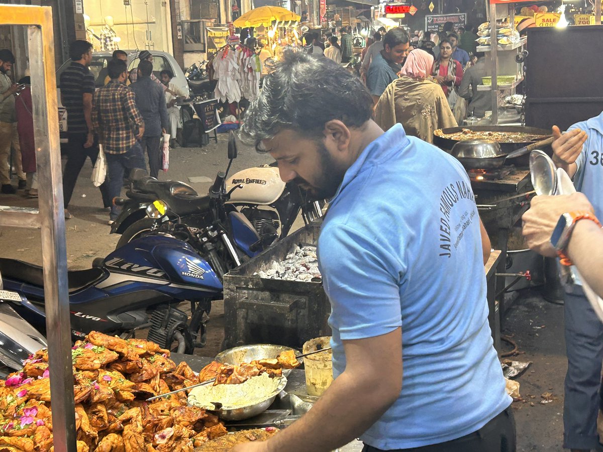 If you live in the backyard of #ShaheenBagh how else do you spent the last Sunday of #Ramzan #FoodieLife