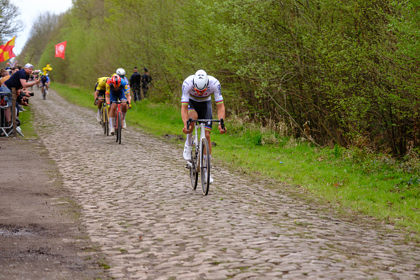 2 - @mathieuvdpoel 🇳🇱 has claimed his 2nd #ParisRoubaix in a row, the 1st cyclist to do so since Tom Boonen (2008 and '09). He adds his 2nd 'monument' in a row after the Tour of Flanders, the 1st to reach two in a row in a same year since F. Cancellara in 2013. Classic.