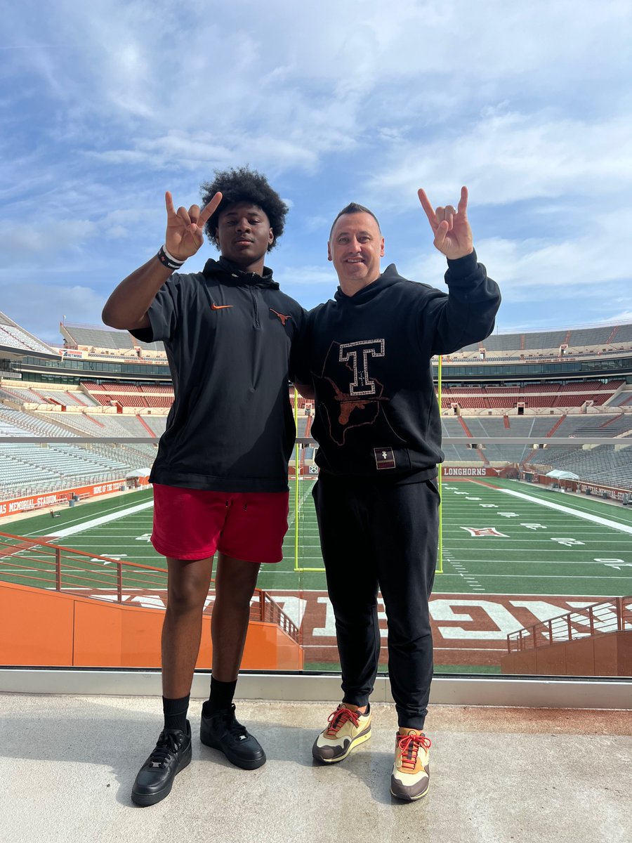 Dallas (Texas) Skyline LB @ElijahBobarnes1 meeting with Steve Sarkisian Sunday morning to wrap up weekend visit.