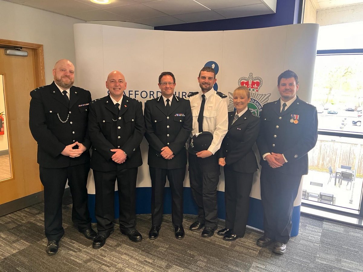 A big welcome to @PoliceStafford SC MR following the completion of his initial training with a celebration at HQ this afternoon alongside friends, family and @StaffsPoliceCC