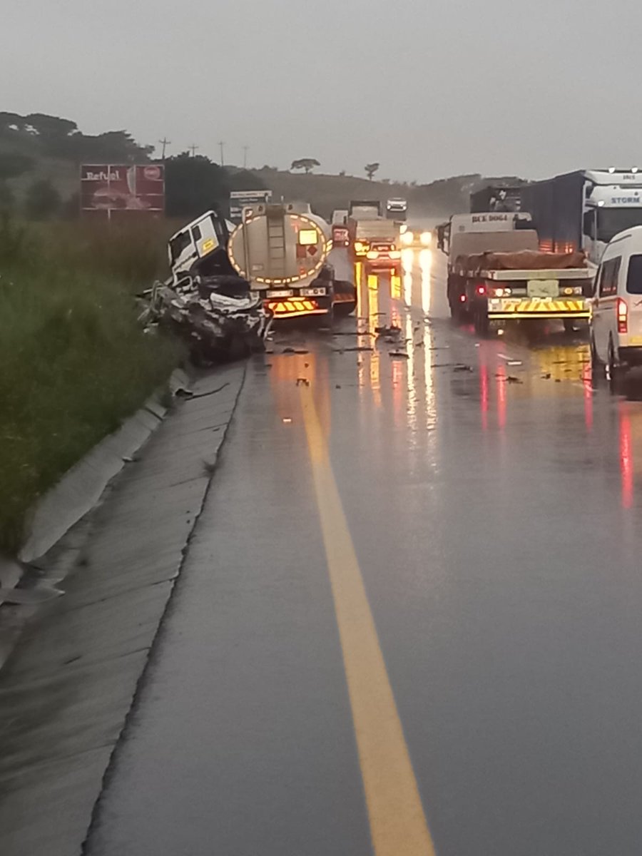 17h45 07/04 #N3Crash: N3-6X 39.4S #N3DurbanBound near #TugelaPlaza. Truck and car involved. Slow lane obstructed. Traffic moving past the scene. Please drive safely. 00539 (11)