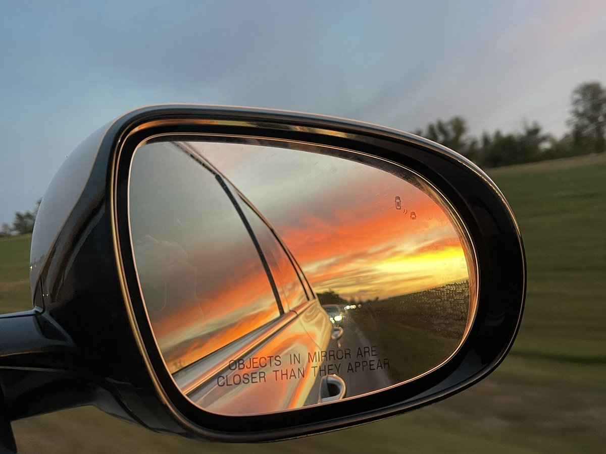 It’s a beautiful day to share a #sunset/#sunrise photo even if you’re on the go.🚙 We want to see & share your pics! 🏷️Tag hosts @leisurelambie @FitLifeTravel @sl2016_sl @LiveaMemory ➕ GH @PanoPhotos. #️⃣Use the #SundaySunsets hashtag in your post. It’s your day to shine!✨