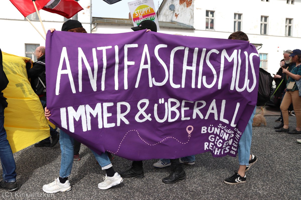 Rund 300 Menschen gingen in #Jüterbog auf die Straße, um gegen den Parteitag der Brandenburger AfD zu protestieren. #noafd #tf0704