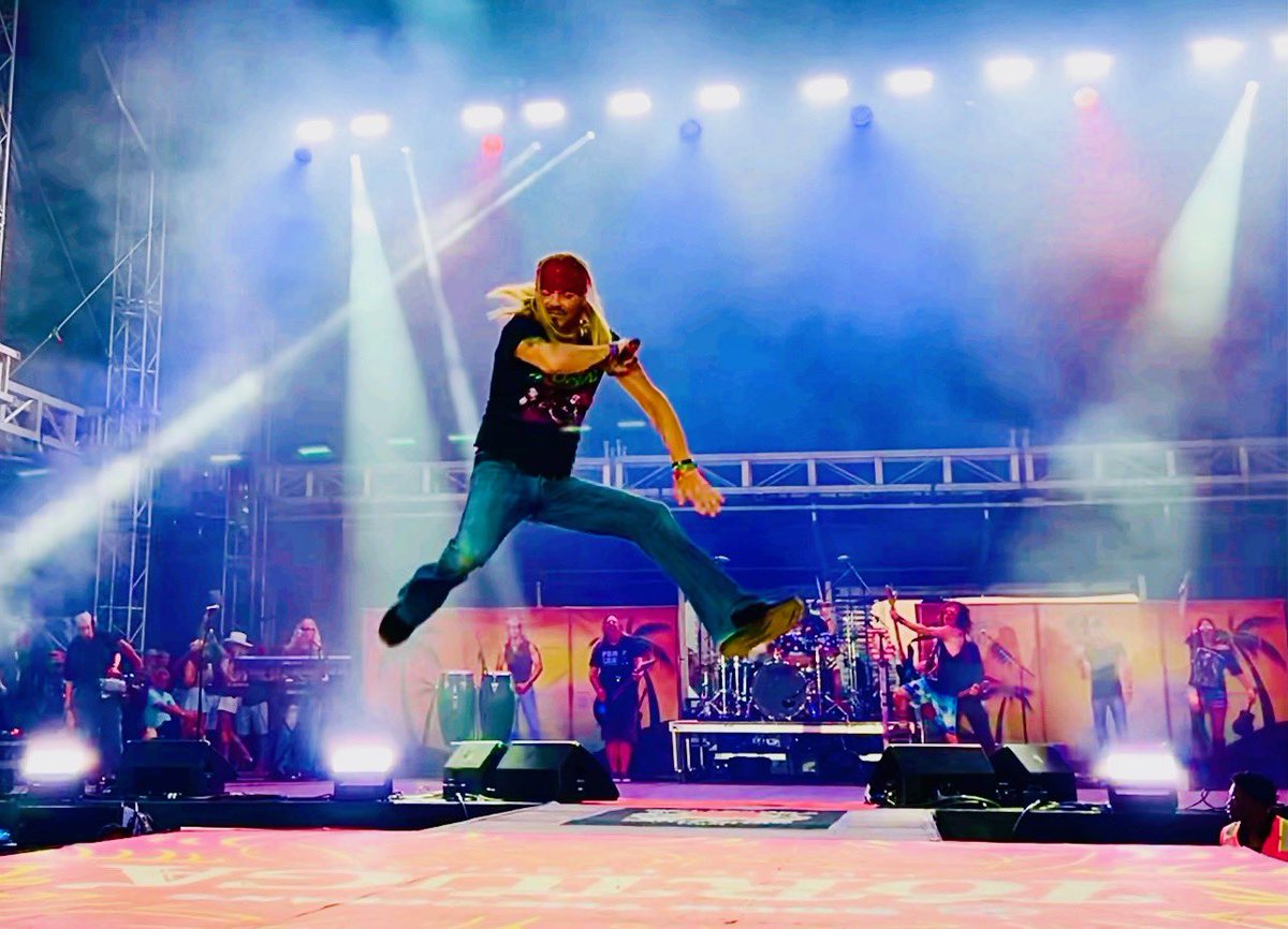 #AboutLastNight @festivaltortuga The crowd goes nuts for Bret's vertical leap🤘