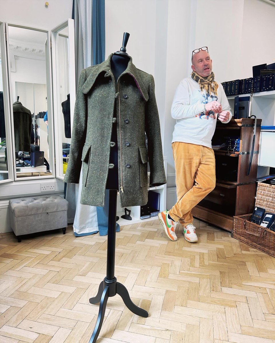 NewsfromBedlam's tweet image. Friday we also delivered a multi tasking high achieving beauty to a lady who embodies all those qualities herself, @suekmoorhen 
Her #Donegal #tweedjacket is in a cloth of jewel like emerald green - as befits fabric from @Magee1866 of Ireland - strewn  with rubies, sapphires, …