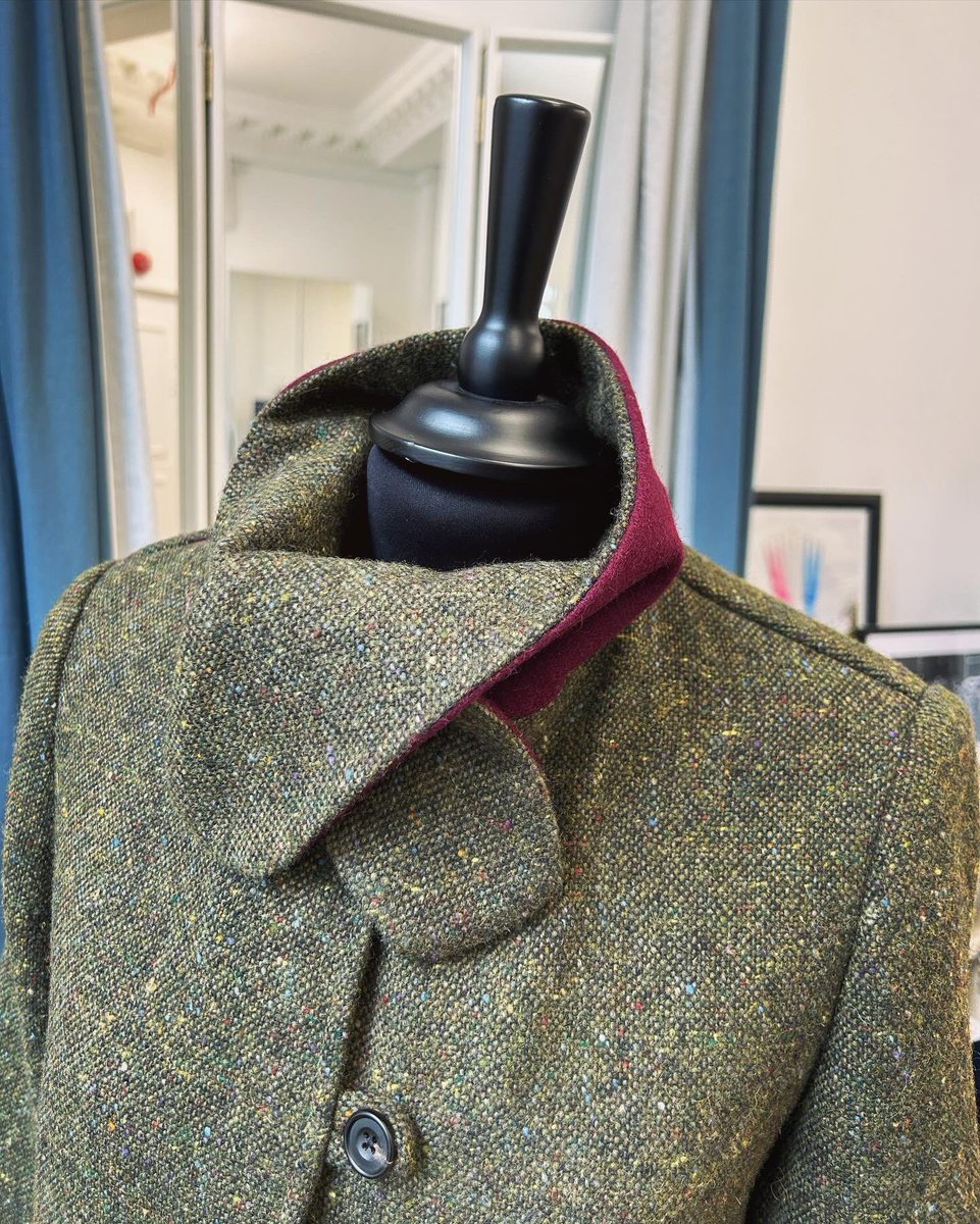 NewsfromBedlam's tweet image. Friday we also delivered a multi tasking high achieving beauty to a lady who embodies all those qualities herself, @suekmoorhen 
Her #Donegal #tweedjacket is in a cloth of jewel like emerald green - as befits fabric from @Magee1866 of Ireland - strewn  with rubies, sapphires, …