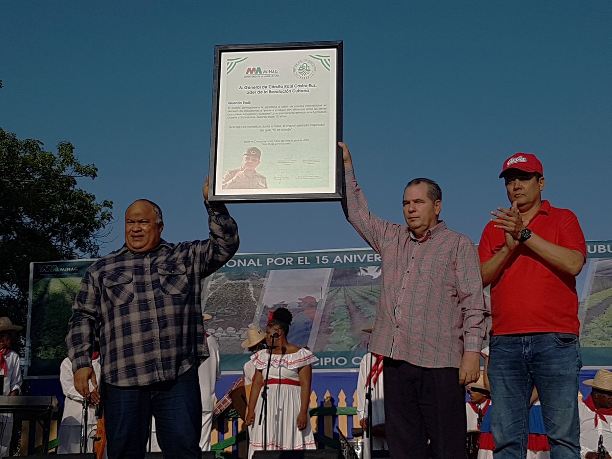 MioPinares's tweet photo. Envían camagüeyanos mensaje a General de Ejército Raúl Castro, promotor programa Agricultura sub-urbana. Acto nacional XV aniversario reconoció productores destacados, 25 municipios país y 6 provincias. Relevantes #Matanzas  #Camagüey @radiorebeldecu @cadenagramonte @MinagCuba https://t.co/5ZEpRLdN93