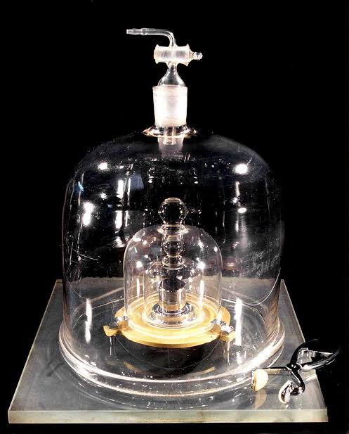 sayan_dey's tweet photo. #ThisDayInHistory Post 1350:

7 April 1795 (229 years ago): The French First Republic adopted the kilogram and gram as its primary unit of mass.

[1]

#History #OnThisDay #OTD #Kilogram #Gram #Unit #FrenchFirstRepublic #France https://t.co/Rg7aOirvIc