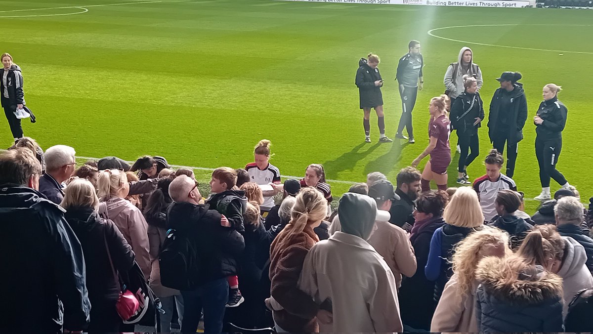 It finished @FulhamFCWomen 4-0 @DartfordFCWomen at Craven Cottage. Loved these scenes long after full time - young #ffcw fans mobbing their heroes including @georgiaheasman, @bekbarron8 & @MarySouthgatePE #ffc #ffcw #coyw 🤍🖤🤍🖤
