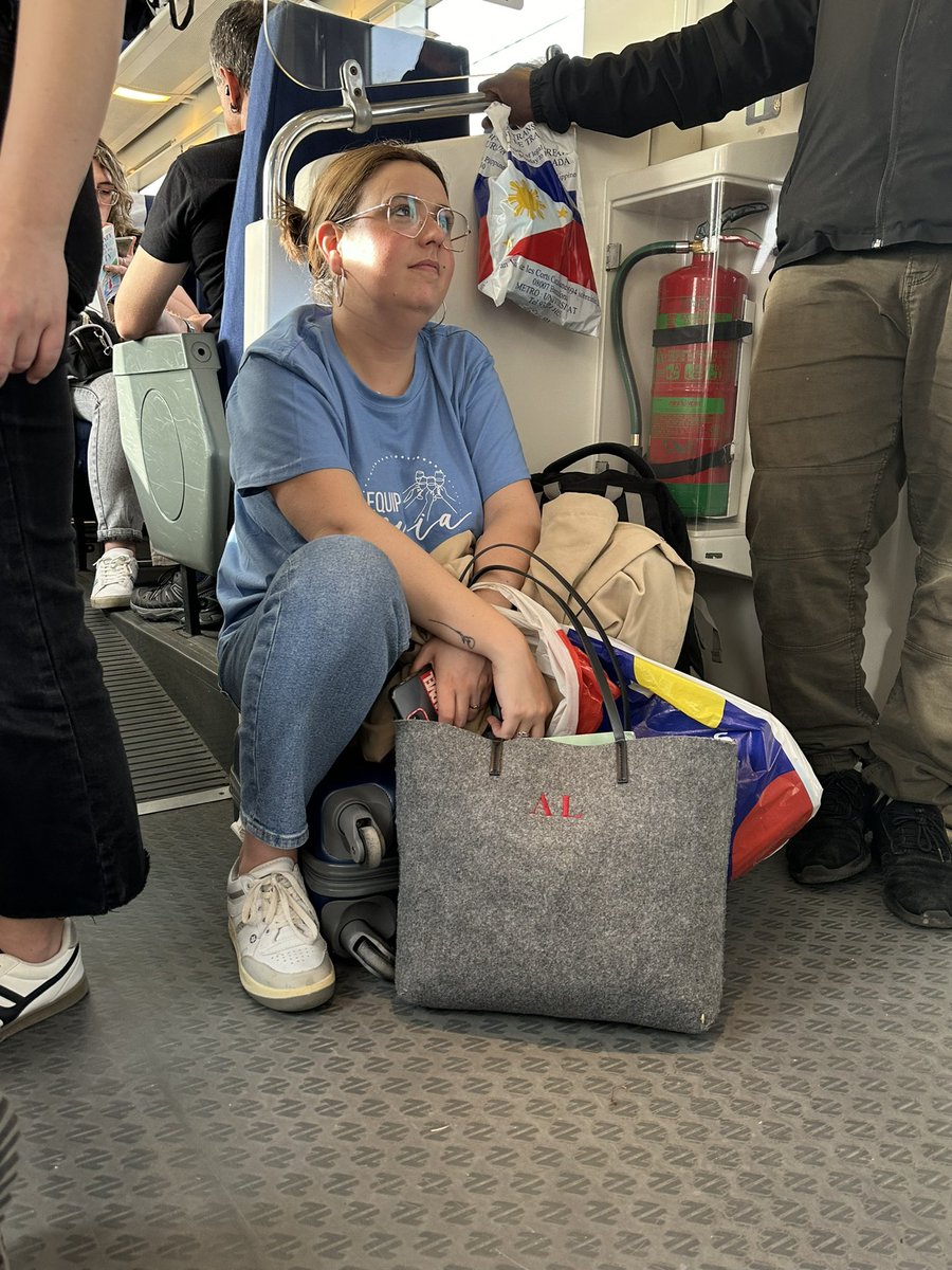 Juuulslo's tweet photo. Que tal es comprar un tren con 2 meses de antelación y tener que ir en el suelo por overbooking? @Renfe esto es vergonzoso.  (Y por todos los vagones la misma situación). https://t.co/klNpcfuOQl