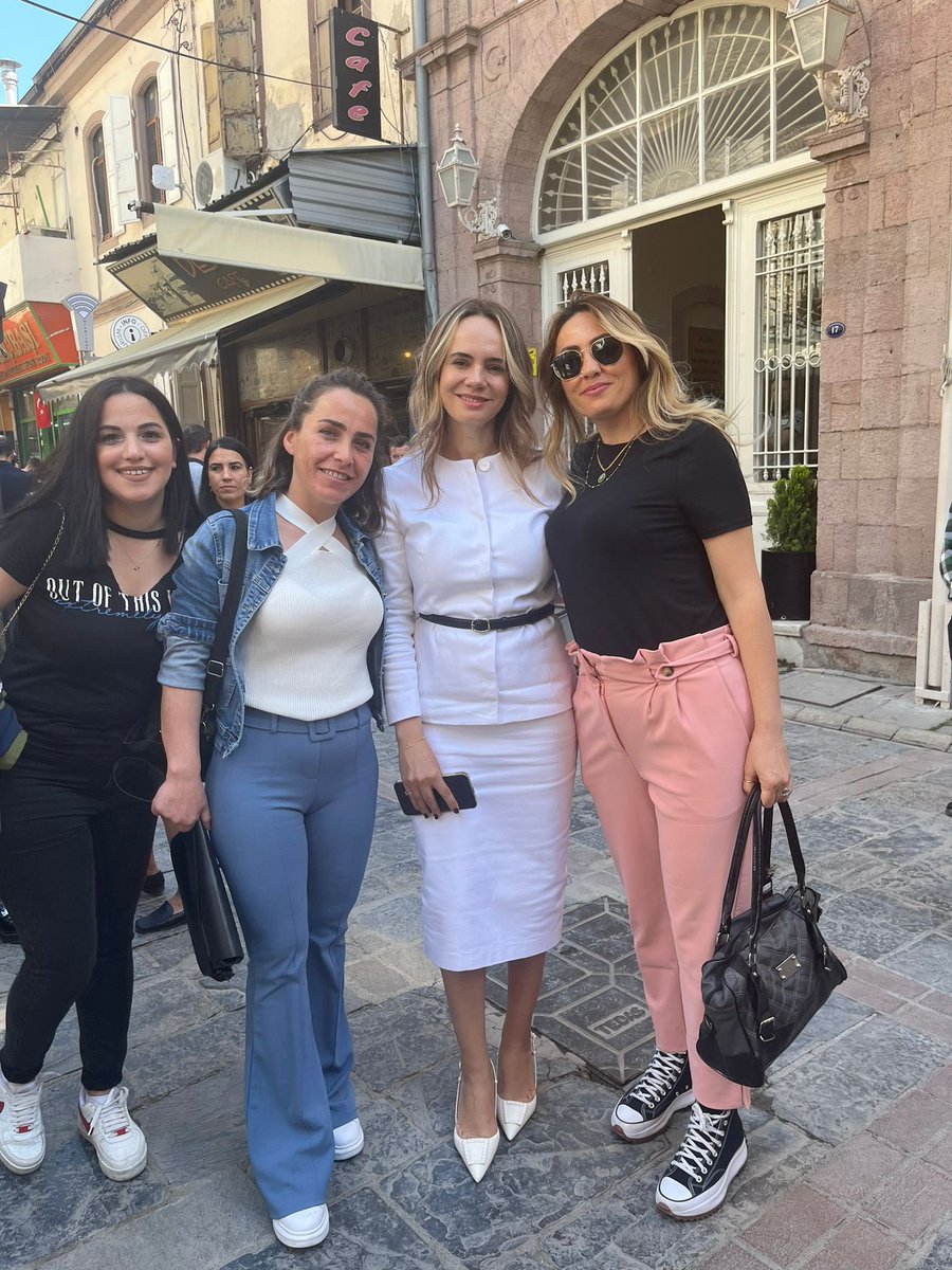 Güler yüzü samimiyeti ve zerafetiyle Öznur Tugay🙏🙏🌺🌺
#cemiltugay #oznurtugay#herkesiçinchp#eczözgürözel