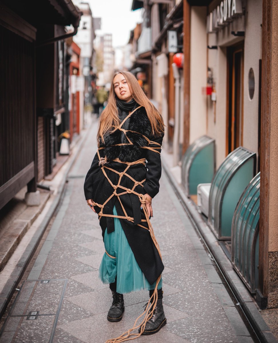 VoudouRopes's tweet photo. Pontocho in Kyoto. Look at the lantern... it has a birdy- Chidori.  The Chidori’s name originates from its melodic "chi-chi-chi" call and its tendency to gather in flocks.  "chi" also means "1,000" 
⁠
#japansecrets #kyoto #pontocho #chidori #shibariart #shibarilove ⁠
⁠ https://t.co/JxAFEhMOQ0