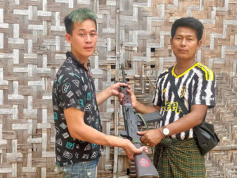 Sai Khan Li of 22, a trooper from the terrorist military Kha.La.Ya 252 under Brigade 101 returned to legal fold with 1 MA1 rifle, 4 cartridges, 1 enega bomb & 130 bullets to Yesagyo Pa.Ka.Fa on Apr.5 was awarded MMK 5M and brought to liberated area.
#2024Apr7Coup