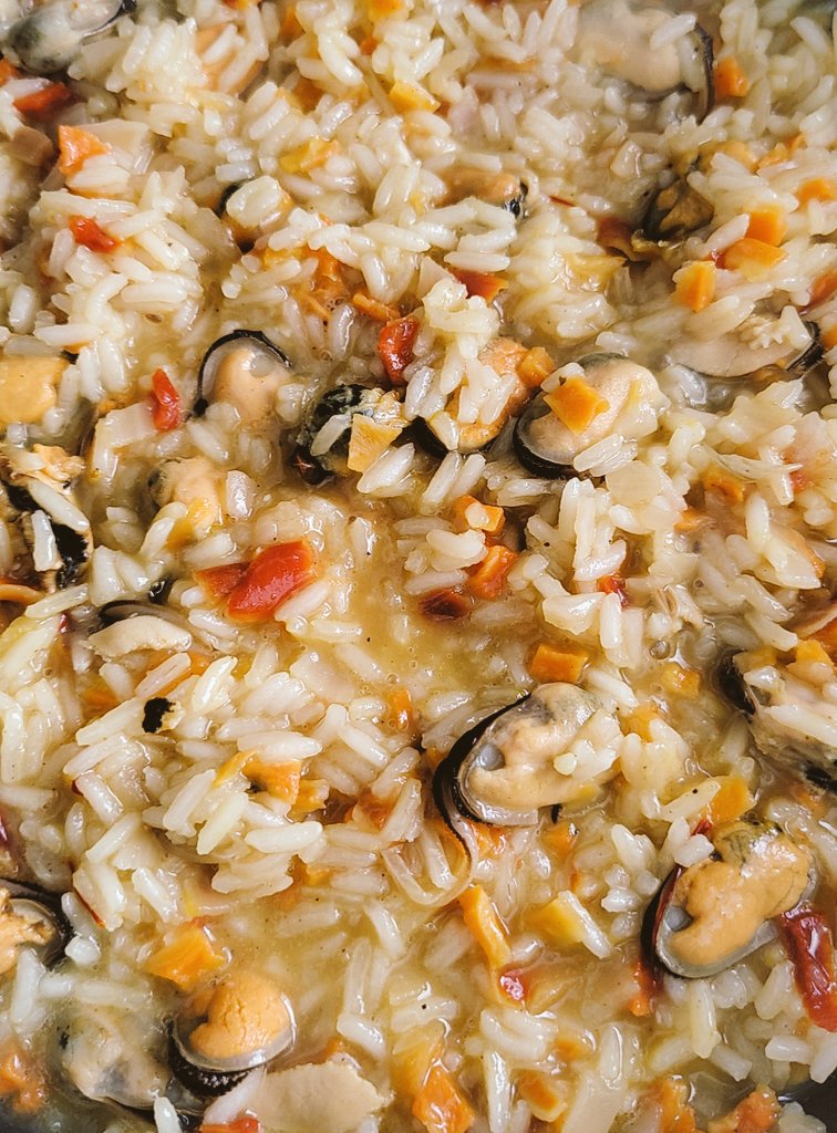 Arroz con caldo hondashi, hebras de azafrán y mejillones para chuparse los dedos. #felizDomingo 🥂😍