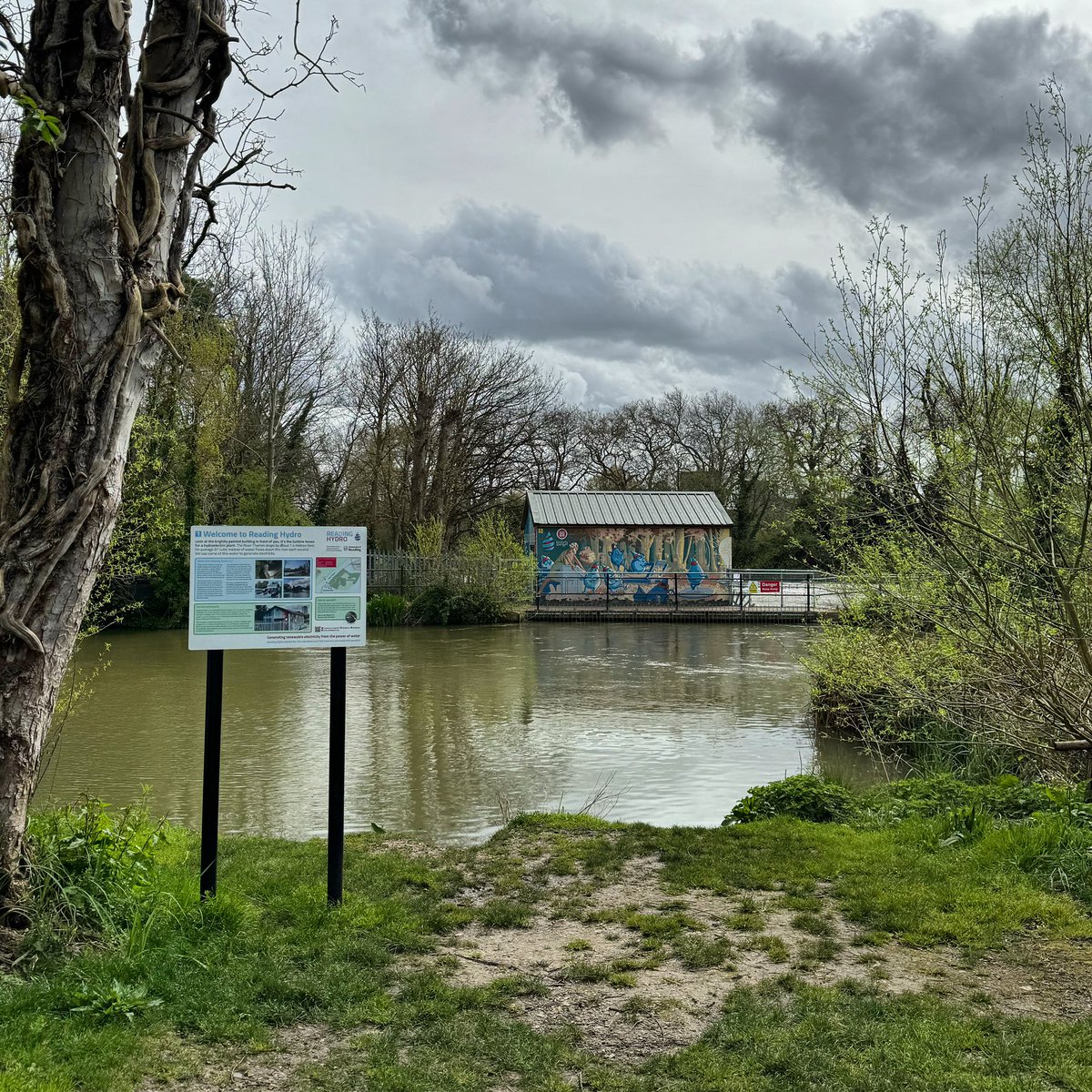 A photo of our site from this weekend, which is generating renewable hydroelectric power down by Caversham Weir from the flow of the River Thames. If you’re nearby, take a look at our infographic boards to find out more! #rdguk #RenewableEnergy