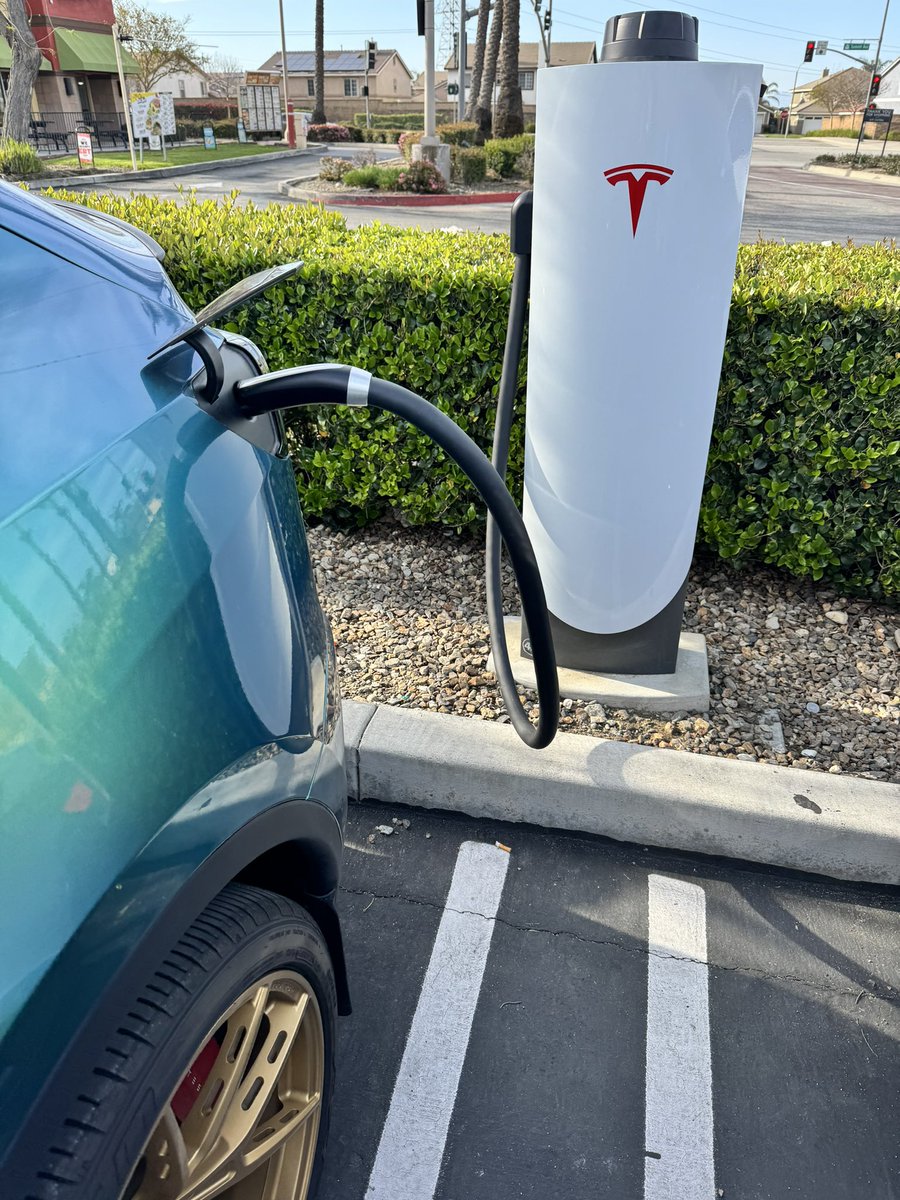 sherwinmdev's tweet image. Good to be back charging with Tesla. I tried to give similar comparison and time. 

Tesla 40kwh at 22 cents = $8.80 at 8:03am
EVgo 43kwh at 58 cents = $25.10 at 11:06am

Hurry up and open up your chargers @TeslaCharging 🙏🏼 

I need my adapter too. 

#tesla #evgo #rivian