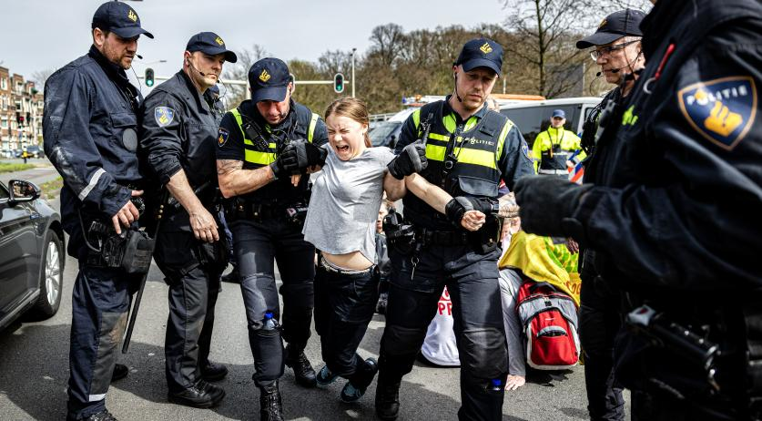 Er is gisteren in Den Haag veel politiegeweld geregistreerd. Ooggetuigen, film en foto's te over. De foto van Greta Thunberg's arrestatie met 'bokkenpootje'/polsklem is nu al iconisch. Polsklem-arrest uit 2000 kan voor @XRNL_Legal heel waardevol zijn! rnletselschade.nl/informatie/aan…