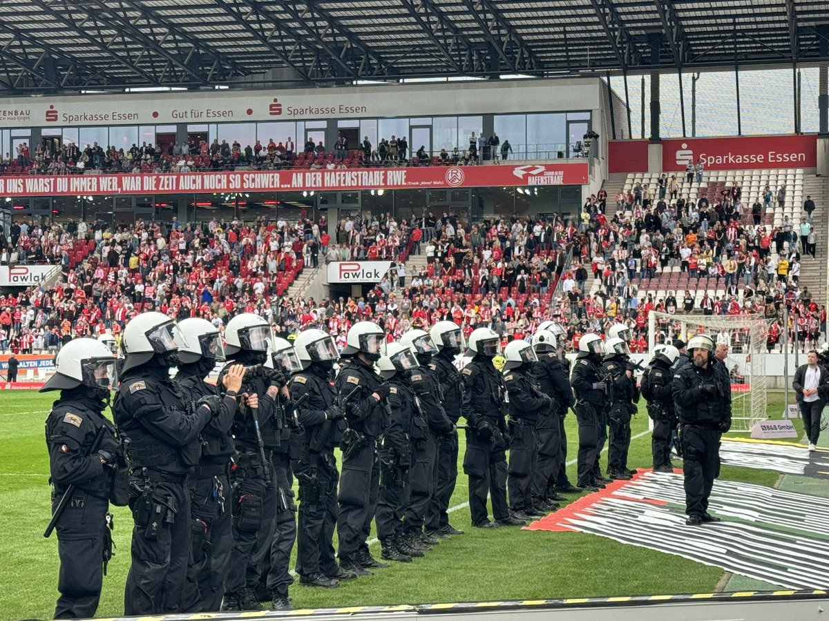 Nach dem 1:4 verlorenen Spiel in #Essen machen die Ultras des #MSV #Duisburg Ärger, #Polizei verhindert Platzsturm #rwemsv #DritteLiga #rwe