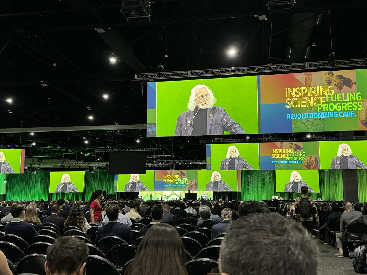 A very special moment at #AACR24: Two chemistry talks in the opening plenary session!!! Showcasing the enabling power of chemistry innovation for cancer drug discovery: @CarolynBertozzi & Benjamin Cravatt @scrippsresearch. Great that @AACR is broadening the scope of plenaries.