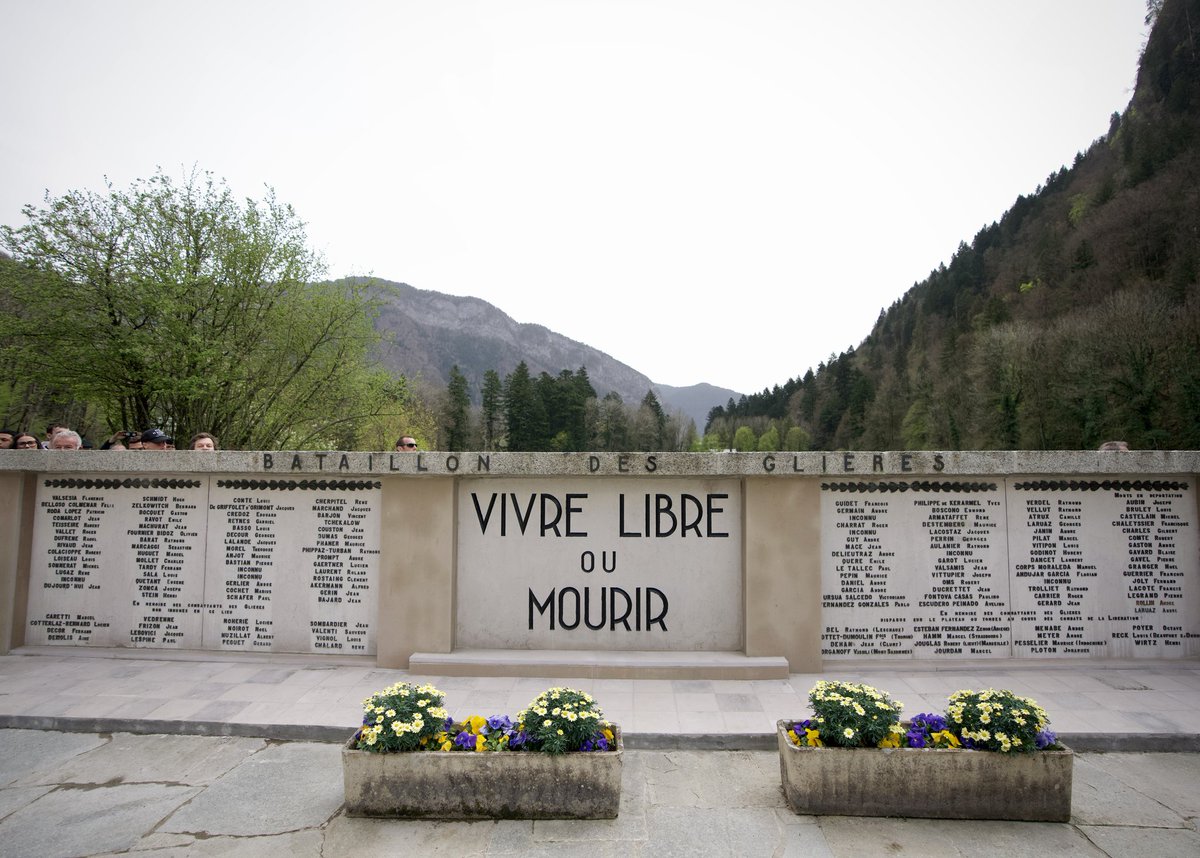 Très belle cérémonie de commémoration des combats des #Glières en présence du President de la République @EmmanuelMacron .  De beaux messages d'espoir lus par des jeunes de différents établissements scolaires de #hautesavoie : paix, solidarité, tolérance...