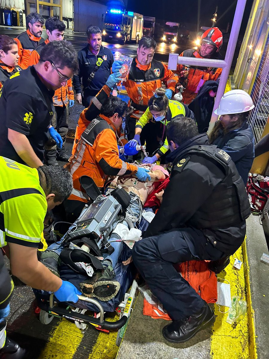 La #PolicíaMarítima de la Capitanía de Puerto de #PuertoMontt, junto al SAMU, acudió ante llamado de persona sufriendo paro cardiorrespiratorio en instalaciones de <a href="/Empormontt1/">Empormontt</a>, efectuando reanimación efectiva y estabilizando al afectado.

#AutoridadMarítima
<a href="/Armada_Chile/">Armada de Chile</a>