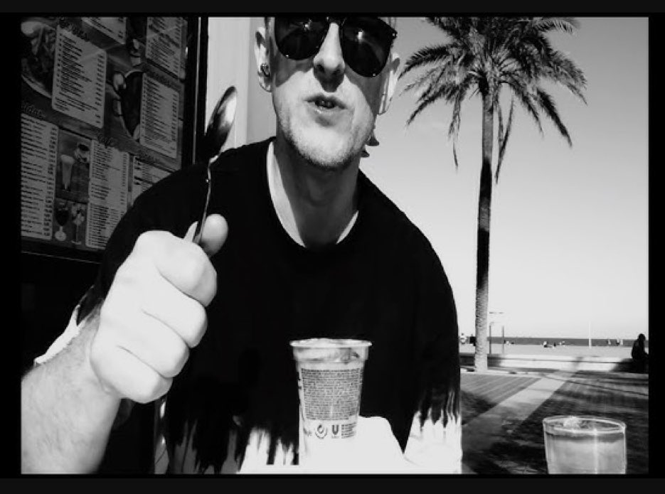 BartonHartshorn's tweet photo. NEW single &amp; video!! 🌴
Filmed, no expense spared, in Spain with the help of an ice cream, a spoon and a palm tree very conveniently positioned in the background. Thanks to the unwitting Valencian extras :)
https://t.co/1yr6mBq8W5
#Valencia #gorillafilm #newmusic #newwave https://t.co/HgBcR0BDle