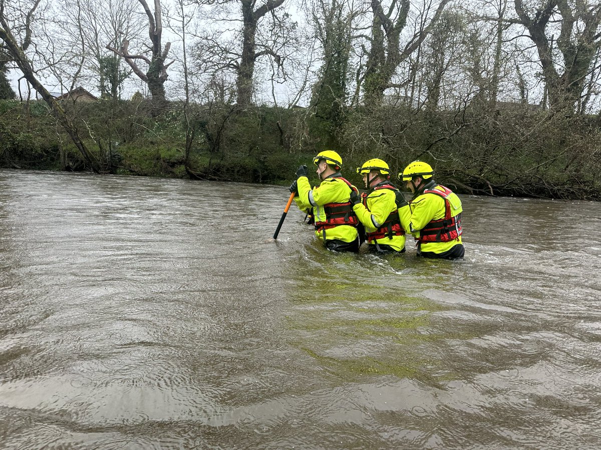 Water First Responder training this morning with crew members joining us from @LlandodFire @MontyFireSTN @NewtownFireStn @FireRhayader 
Great work by the crews in challenging conditions.
#recruitingnow 🚒
#joinourteam 🚒