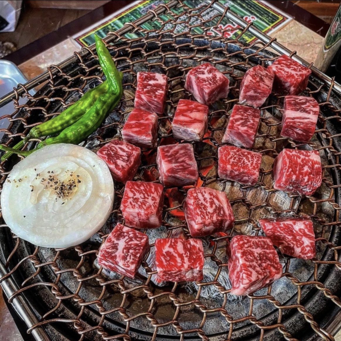Padoinkorea's tweet photo. 🥩ป้าจะมาแนะนำร้านเนื้อฮันอูร้านดังที่คนเกาหลีมากินเยอะม้ากก รวมถึงหนุ่มๆเซเว่นทีนที่ยกให้เป็นร้านโปรดเลย ร้านชื่อ 도산뚝배기 (โดซานตุกแบกี) เมนูเด็ดคือเนื้อฮันอูหั่นเต๋าที่บอกเลยว่าเนื้อนุ่มมากกกก สมมงความเป็นเนื้อฮันอูที่มีขายแค่ที่เกาหลีเท่านั้น แต่ราคาจะแรงหน่อยเซ็ตนึงตก 51,000₩  ทั้งนี้ทั้งนั้นคือมันอร่อยค่ะทุกคน ควรค่าแก่การลองกิน

แล้วร้านนี้เขาพิเศษกว่าร้านอื่นๆคือจะกินคู่กับสาหร่ายซึ่งมันช่วยเพิ่มความหอมและเข้ากับเนื้อสุดๆ ร้านอยู่แถวกังนัมนะ แนะนำจองไปก่อนเพราะคิวแน่นมาก จองได้ใน naver map เลย หรือถ้าไม่จองแนะนำว่าให้ walk-in เข้าไปเร็วหน่อย ร้านเปิด 11.30- 22.00 มีเบรคช่วง 15.00-17.00 #รีวิวเกาหลี #ป้าโดอินโคเรีย 

📌พิกัด : [Naver Map]
Dosan Earthen Pot
서울 강남구 도산대로54길 18 1층
https://t.co/DUbdZH6N0P