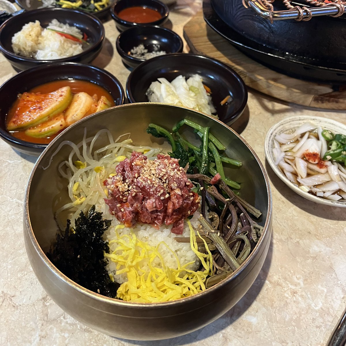 Padoinkorea's tweet photo. 🥩ป้าจะมาแนะนำร้านเนื้อฮันอูร้านดังที่คนเกาหลีมากินเยอะม้ากก รวมถึงหนุ่มๆเซเว่นทีนที่ยกให้เป็นร้านโปรดเลย ร้านชื่อ 도산뚝배기 (โดซานตุกแบกี) เมนูเด็ดคือเนื้อฮันอูหั่นเต๋าที่บอกเลยว่าเนื้อนุ่มมากกกก สมมงความเป็นเนื้อฮันอูที่มีขายแค่ที่เกาหลีเท่านั้น แต่ราคาจะแรงหน่อยเซ็ตนึงตก 51,000₩  ทั้งนี้ทั้งนั้นคือมันอร่อยค่ะทุกคน ควรค่าแก่การลองกิน

แล้วร้านนี้เขาพิเศษกว่าร้านอื่นๆคือจะกินคู่กับสาหร่ายซึ่งมันช่วยเพิ่มความหอมและเข้ากับเนื้อสุดๆ ร้านอยู่แถวกังนัมนะ แนะนำจองไปก่อนเพราะคิวแน่นมาก จองได้ใน naver map เลย หรือถ้าไม่จองแนะนำว่าให้ walk-in เข้าไปเร็วหน่อย ร้านเปิด 11.30- 22.00 มีเบรคช่วง 15.00-17.00 #รีวิวเกาหลี #ป้าโดอินโคเรีย 

📌พิกัด : [Naver Map]
Dosan Earthen Pot
서울 강남구 도산대로54길 18 1층
https://t.co/DUbdZH6N0P