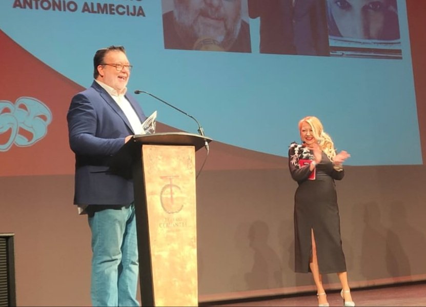 Esta semana, los amigos de <a href="/FEALTA/">FEALTA</a> me han entregado en <a href="/TeatroAlmeria/">TEATRO CERVANTES</a>  un premio por mi trabajo en <a href="/interalmeriatv/">Interalmería TV</a> en apoyo al teatro amateur.  Creo que se equivocaron. El premio se lo merecen ellos por la labor que hacen en beneficio de la cultura. ¡¡¡Gracias!!!