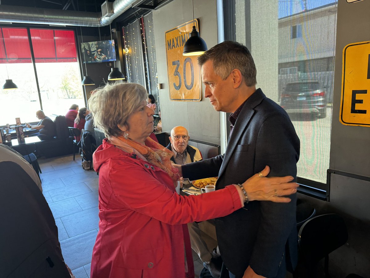 Had a great breakfast with @_MarkSutcliffe at @GabrielPizza on Montreal road. Ignore the Pineapple pizza graph in the background @StuntmanStu … but never did ask the Mayor the pressing question. Pro pineapple pizza or not?