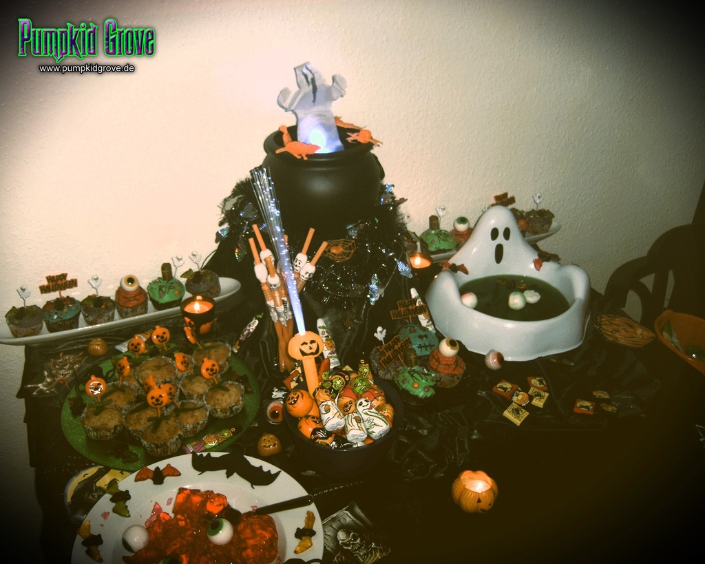 Vintage Buffet#halloween2007 #halloween #samhain #buffet #candy #foodporn #retro #vintagelook #tisch #table #spinne #spider #geist #ghost #kürbis #pumpkin #gruselig #haunted #horror #homehaunt #trickortreat #art #halloweendecorations #pumpkidgrove #pumpkidgrovegermany