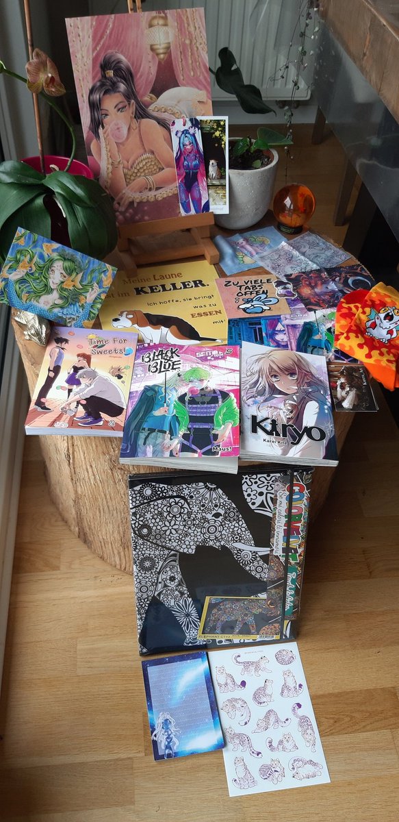 I hope its never too late to post my LBM 2024 loot here. Bought sind Mangas @ZwitscherMaus <a href="/BakeMangoCake/">MangoCake | Bluesky</a> und Karei Kite. Even 3 glasses cleaning cloth from <a href="/Holy_Yume/">Yume 🍑 PeachyPie</a> <3 and sweet stickers from Papercalypso and, and, and xD I lost control ... again