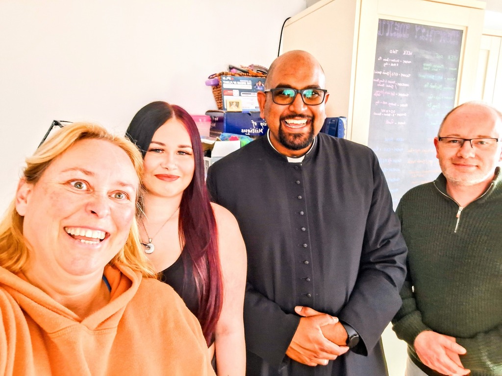 PortseaParish's tweet image. This afternoon Fr Rajiv shared a #HouseBlessing for James, Rachael and Alannah. As we #PauseAndPray, we give #Thanks for all the places and spaces where we are able to offer #loving #hospitality, able to #nurture our families, and to #Live, #Pray and #Se… instagr.am/p/C5d8LEsLcHX/