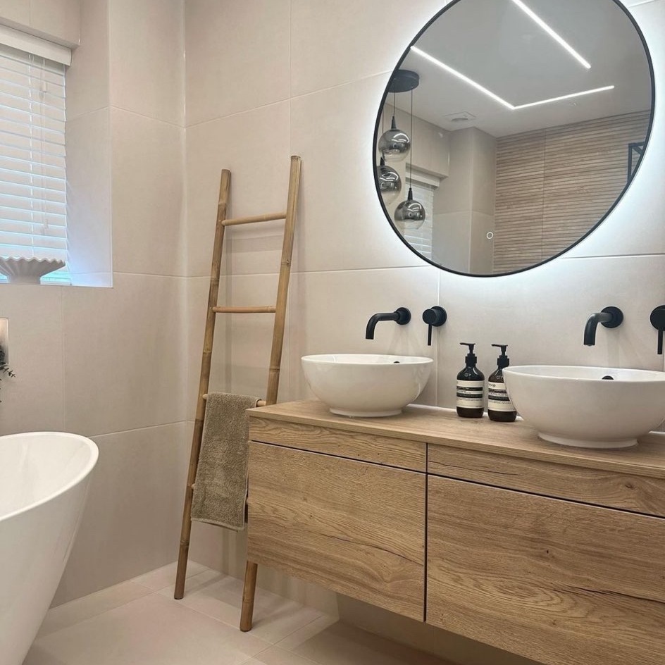 This week's bathroom tour is from IG xo_aprilxo 🏡 🔎 @tilemountainuk Bandwood Light Oak, Titanio Beige and Kensington 1700mm Freestanding Slipper Bath #bathroomdesign #bathroominspo #interior